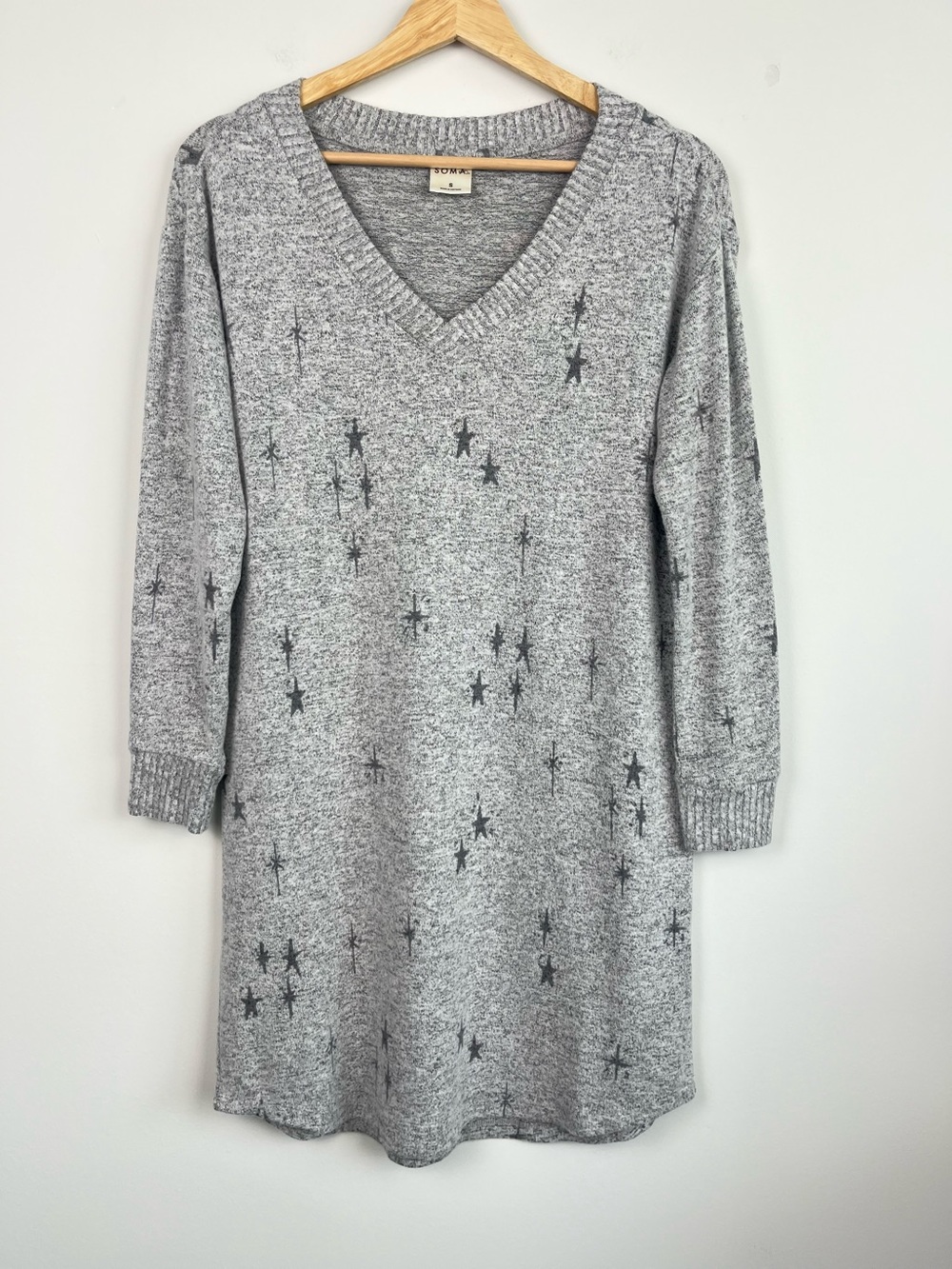 Soma gray star print rayon poly spandex v-neck sleep shirt, small.